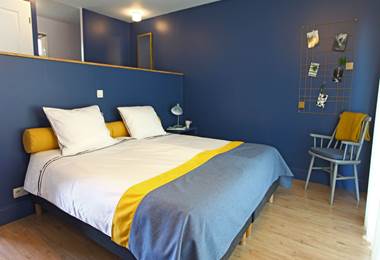Chambre-double-classique-bleu-Hotel-Lodge-La-Petite-Couronne