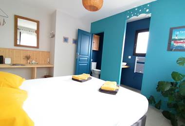 La chambre Arguin. De couleur bleue. Agréable dimension de 16 m² avec une literie très confortable