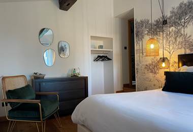 Chambre lumineuse avec vue sur le parc