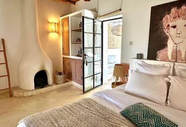 Baoussala, Suite Warda - Chambre principale. Un coin cheminée vous offre la possibilité de réchauffer vos soirée d'un feu dont vous profiterez depuis votre lit!