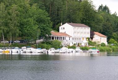 hotel-la-caravelle-facade-peyrat-le-chateau-420871