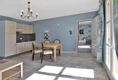 Gîte Junior Suite Gentilhommière 24 - 25 cuisine séjour et canapé-lit 2 couchages - balcon vue parc