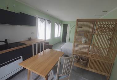 Maison Réthaise 1 : charme, art et confort au centre de La Flotte Une maison soigneusement aménagée avec des pièces lumineuses et tout le nécessaire pour un séjour agréable.