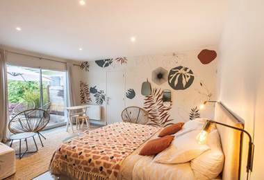 La décoration du mur peinte à la main donne une touche chaleureuse et unique à la chambre Ressource