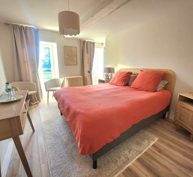 Chambre lumineuse et confortable