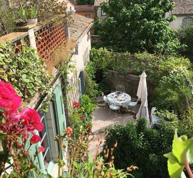 la terrasse fleurie pour petits-déjeuners et dîners