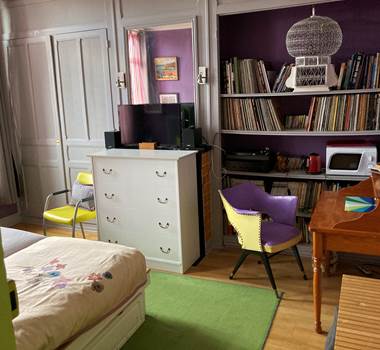 Vu de la chambre lits jumeaux du bureau et télé