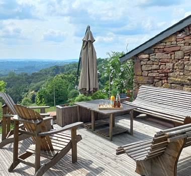 Terrasse panoramique du gîte Grande Ourse avec mobilier extérieur et vue sur la vallée corrézienne