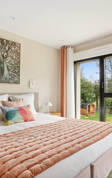 chambre-privilege-vue-jardin-sauna-hotel-arradon