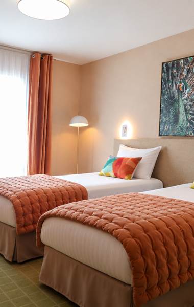Chambre d’hôtel chaleureuse aux lits jumeaux (2)