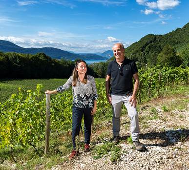 Mathilde et Xavier Jacqueline dans leur vignoble à Brison Saint Innocent