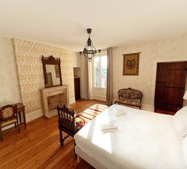 La Maison Voyage 41 - vue ensemble lit King Size, cheminée, bureau - Chambre Chateau