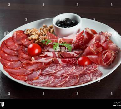 assiette-de-charcuterie-variee-au-restaurant-2g69kwj