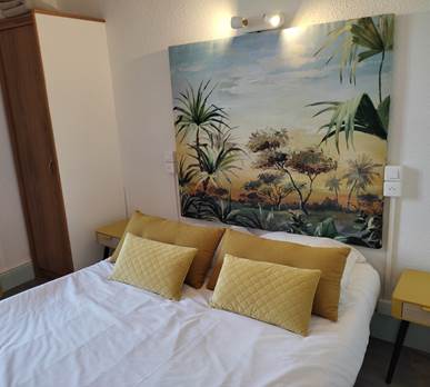 Chambre 5 lit et placard et coussins.
