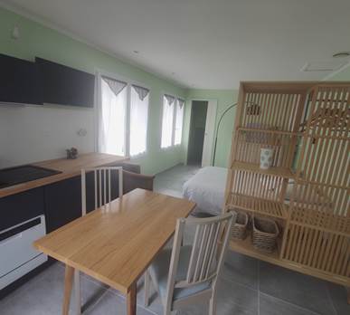 Maison Réthaise 1 : charme, art et confort au centre de La Flotte Une maison soigneusement aménagée avec des pièces lumineuses et tout le nécessaire pour un séjour agréable.