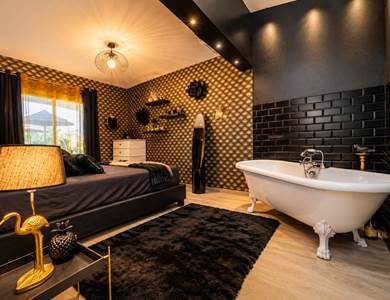 Chambre élégante avec un accès direct sur la piscine