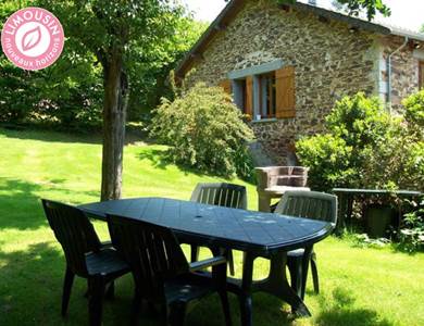 Gîte Antoine : à l'ombre des grands chênes qui abritent oiseaux et écureuils.