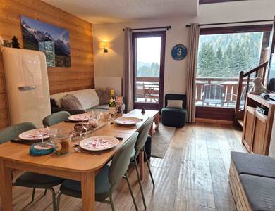 Grand séjour cuisine avec vue dégagée sur les montagnes