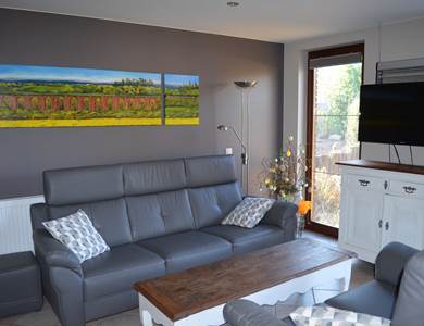 Salon chaleureux du Gîte Le Cristal à Beauraing, gîte rural en Famenne idéal pour les séjours randonnée et vélo aux portes des Ardennes.