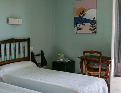 Chambre lits jumeaux bain Hotel Ambeille Collioure