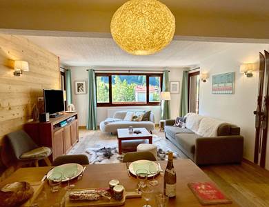 Grand séjour cuisine avec vue dégagée sur les montagnes