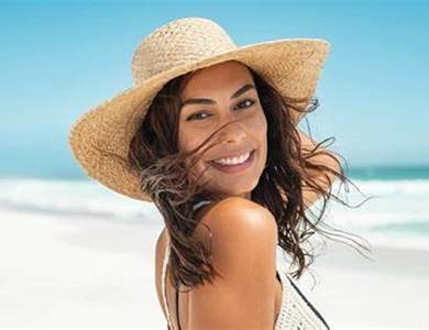Jolie fille bronzée souriante