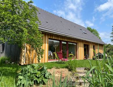 La partie de gauche (= grande baie vitrée) de notre maison vous est dédiée, vous avez une entrée indépendante.