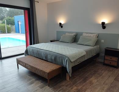 Lit king-size 'vue piscine'