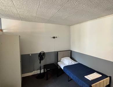 Chambre individuelle, Spacieuse, Lit confortable, vue sur rue calme, douche