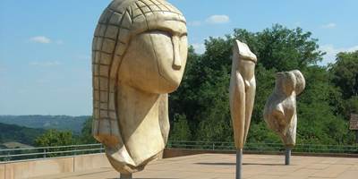 Maison-de-la-Dame-2-around