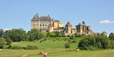 chateau-Biron-01-around