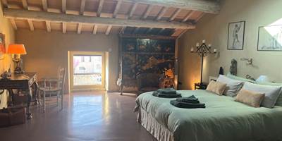 très grande chambre vue sur le jardin de curé village provençale-presta