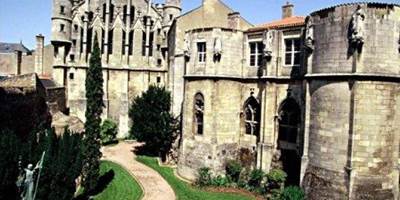 9c14714b-3d47-4784-bfec-7838d909de06-around