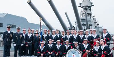 Bagad de Lann Bihoué ©Marine Nationale - Photographe M. Jean-Jacques Le Bail-around