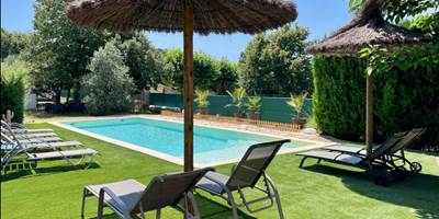 piscine-exterieure-commuen-avec-transats-et-parasol-around