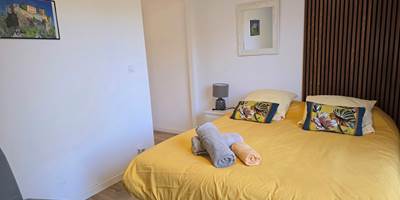 La chambre avec un grand lit en 160cm et un canapé lit d'appoint-presta