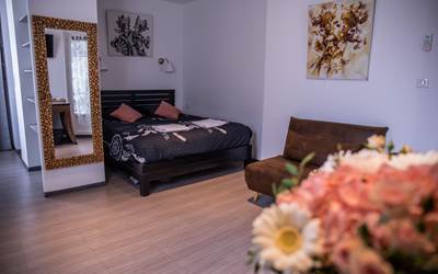 Chambre 1 Lit et Fleurs-presta