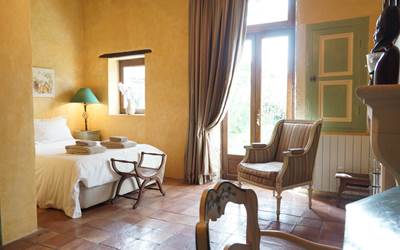 Chambre  côté jardin dans maison en Provence Vaucluse-presta