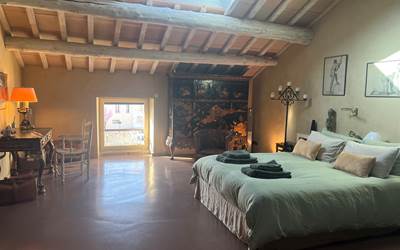 très grande chambre vue sur le jardin de curé village provençale-presta