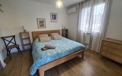 la chambre avec son grand lit en 160cm-presta