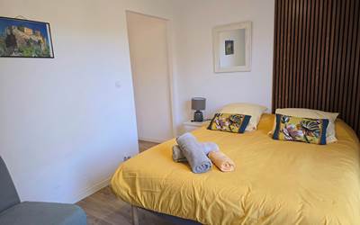 La chambre avec un grand lit en 160cm et un canapé lit d'appoint-presta