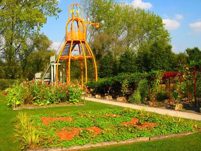 05d56b34-8a13-47cc-9c67-2c7f3bc71327-photo-around