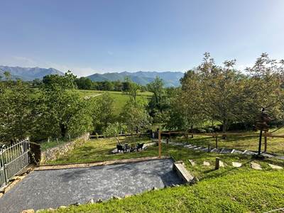 Une partie de pétanque avec une vue imprenable sur les Pyrénées