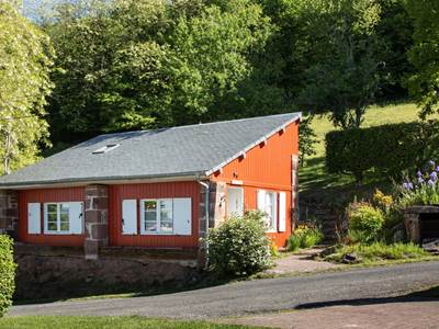 Gîte Cassiopée entouré de verdure à Noailhac près de Collonges-la-Rouge et des villages de caractère