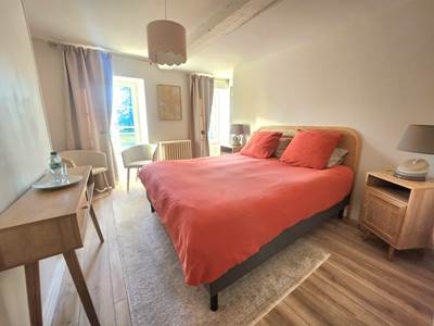 Chambre lumineuse et confortable