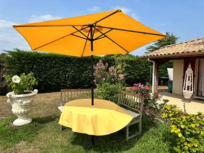 terrasse-mas-des-anges-parasol-coin-lecture-repasarboré-jardin-fleurs_soussans-margaux_cyclotouriste-famille.jpg