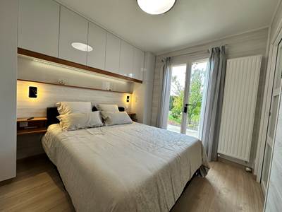 chambre-gabriel-lit-queen-size_vue-jardin_mas-des-anges-chambre-d-hotes-etape-hotel-soussans-margaux-oenotourisme