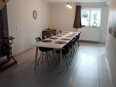 Salle à manger avec table pour 10 personnes