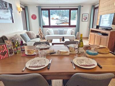 Grand séjour cuisine avec vue dégagée sur les montagnes