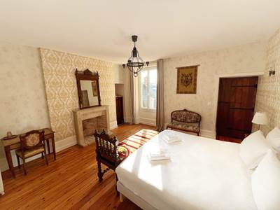 La Maison Voyage 41 - vue ensemble lit King Size, cheminée, bureau - Chambre Chateau